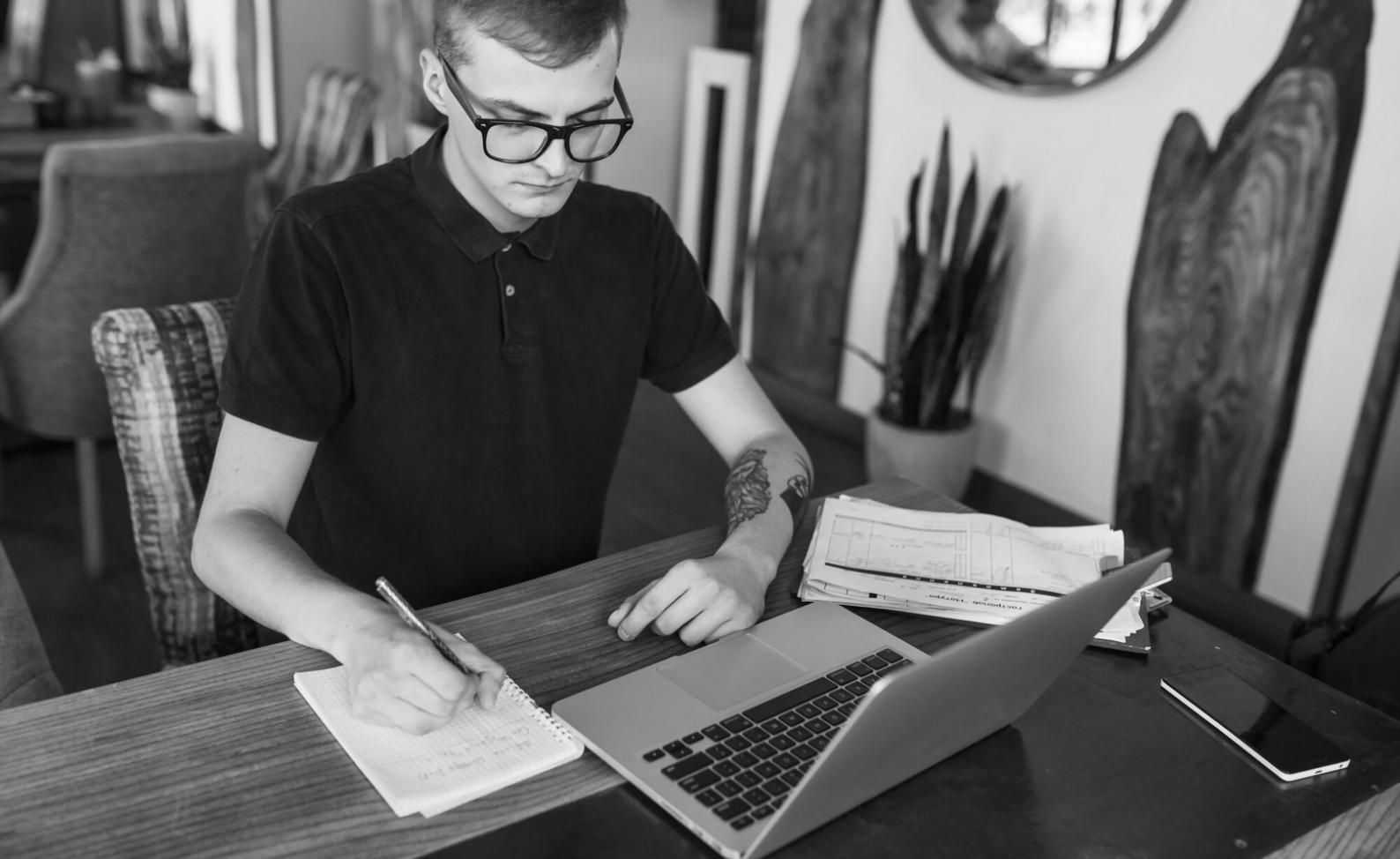 Equipo de gestión de sistemas trabajando en infraestructura tecnológica