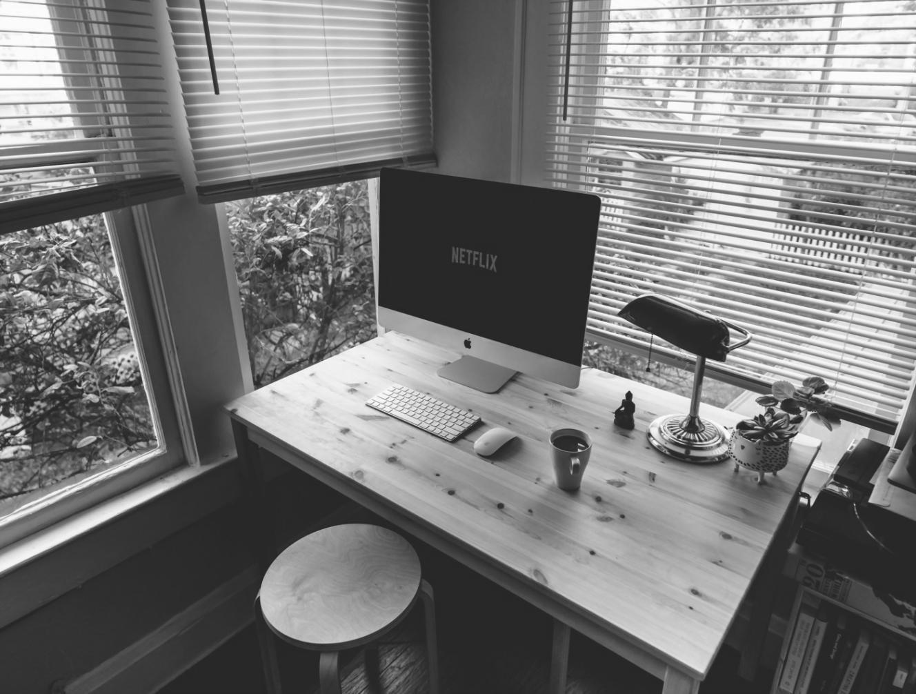 Equipo trabajando en gestión de sistemas tecnológicos