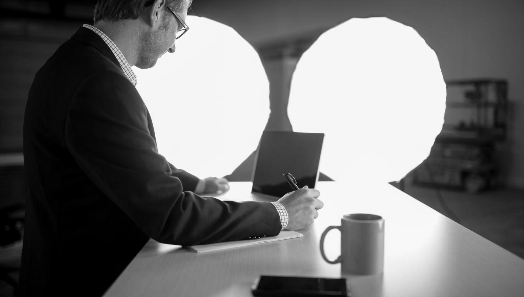 Equipo técnico trabajando en infraestructura de sistemas