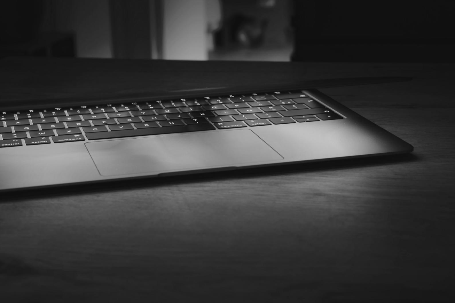 Espacio de trabajo técnico con equipos de gestión de sistemas